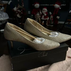 mysoft Women's Pumps 2” Kitten Heel Pointed Toe Low Heel Shoes. Gold. Size 7.5‎